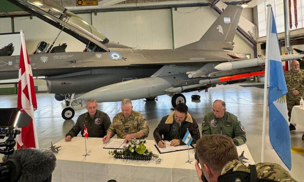 Firmaron el contrato por la compra de 24 aviones de caza F-16 Fighting Falcon